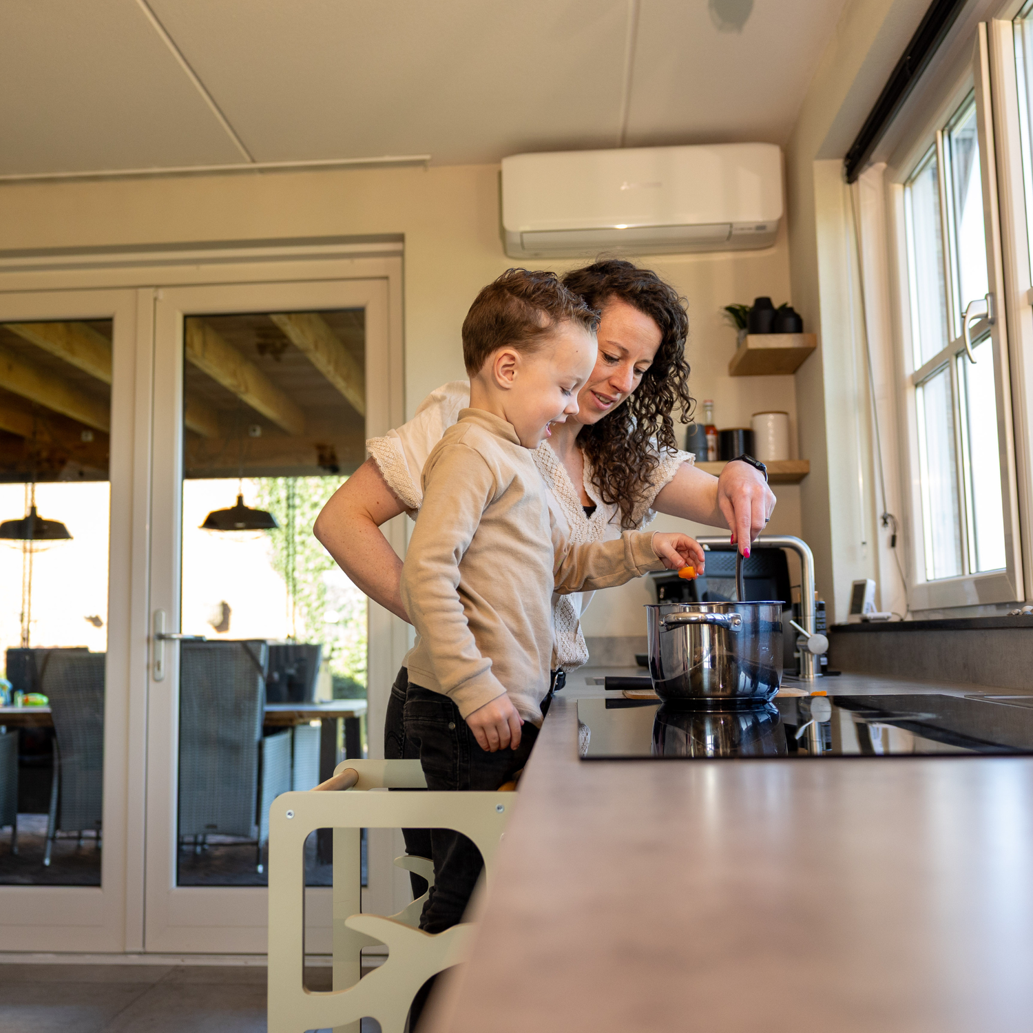 Kind helpt met koken met behulp van MiniWonders leertoren