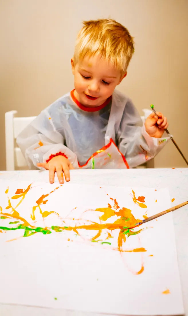 Kind aan het schilderen