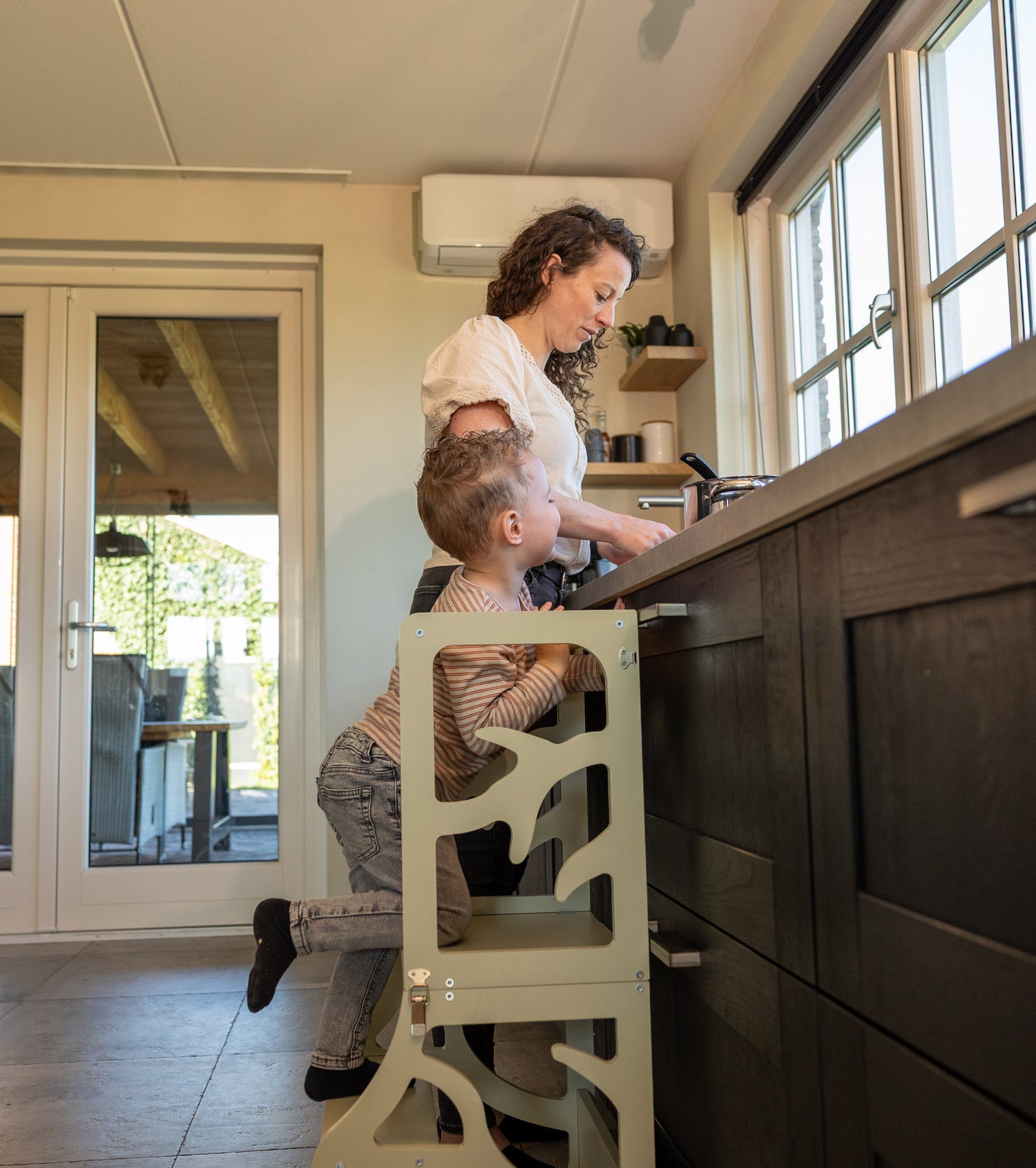 Kind klimt op MiniWonders leertoren