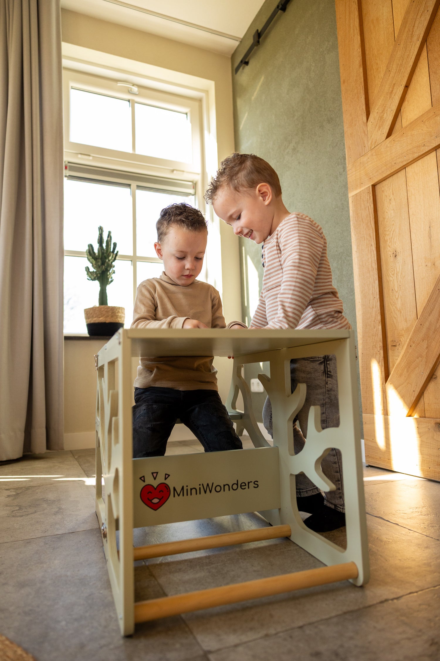 Kinderen spelen aan speeltafel van MiniWonders